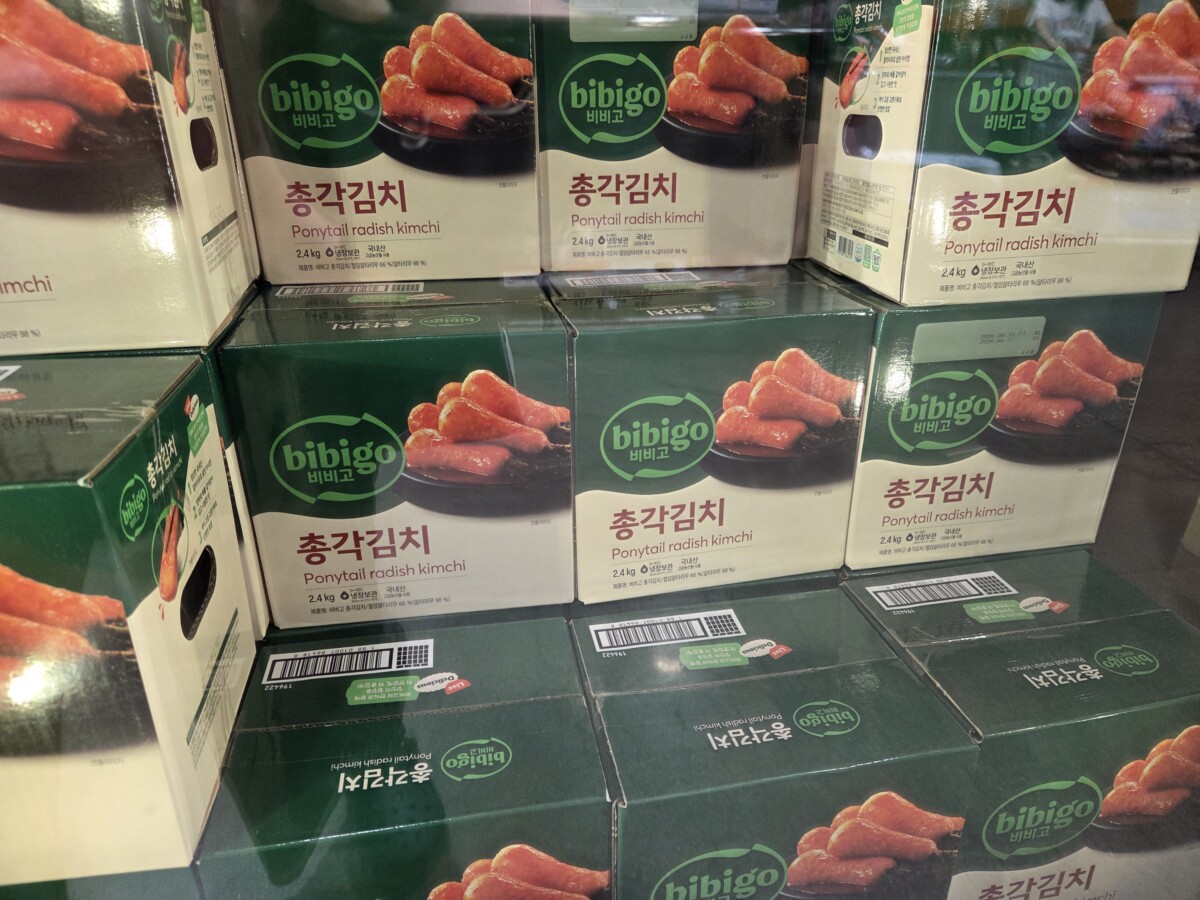 코스트코 양재점에 진열된 비비고 총각김치 2.4kg 상자