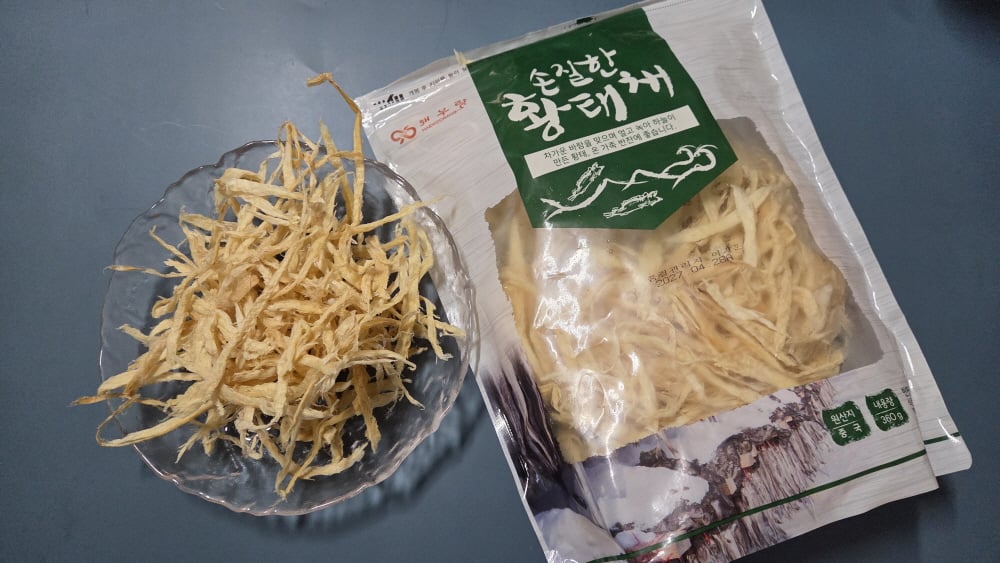 해우랑 손질한 황태채 360g 포장과 접시에 덜어 놓은 황태채
