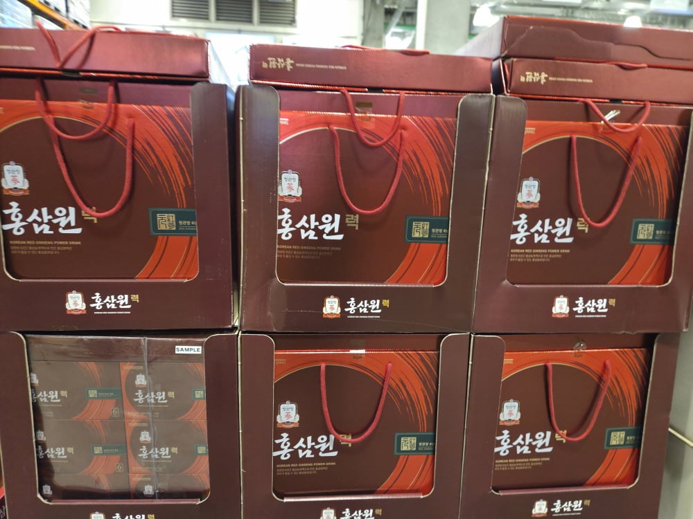 코스트코 양재점에 진열된 홍삼원 력 50ml 30포 추석 선물세트