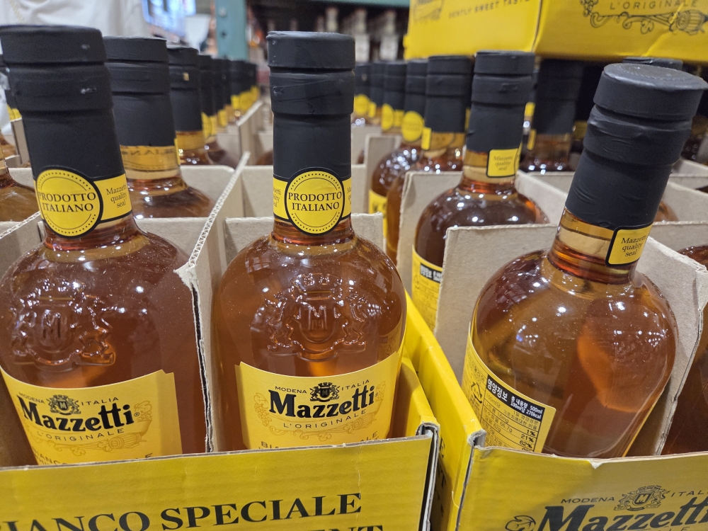 맑은 금빛의 Mazzetti 화이트 콘디멘트 500ml 병과 노란색 라벨
